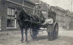 124983 Afbeelding van de asboer met zijn paard en wagen in de Hovenstraat te Utrecht.